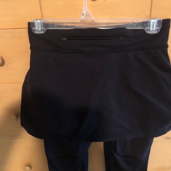 Athleta 2 in 1 skort Capri - Picture 5 of 7